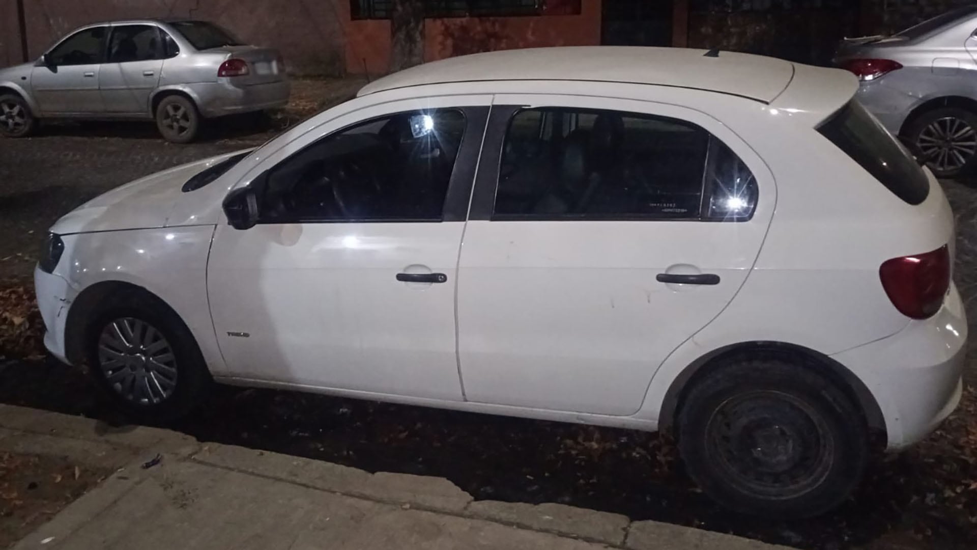Los sospechosos se movían en un Volkswagen Gol Trend blanco que tenía pedido de secuestro activo.