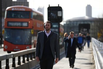 Los viajeros caminan a través