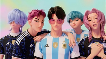 Cinco personajes animados, tres hombres y dos mujeres, lucen camisetas de fútbol de la selección argentina en tonos blanco, celeste y negro.