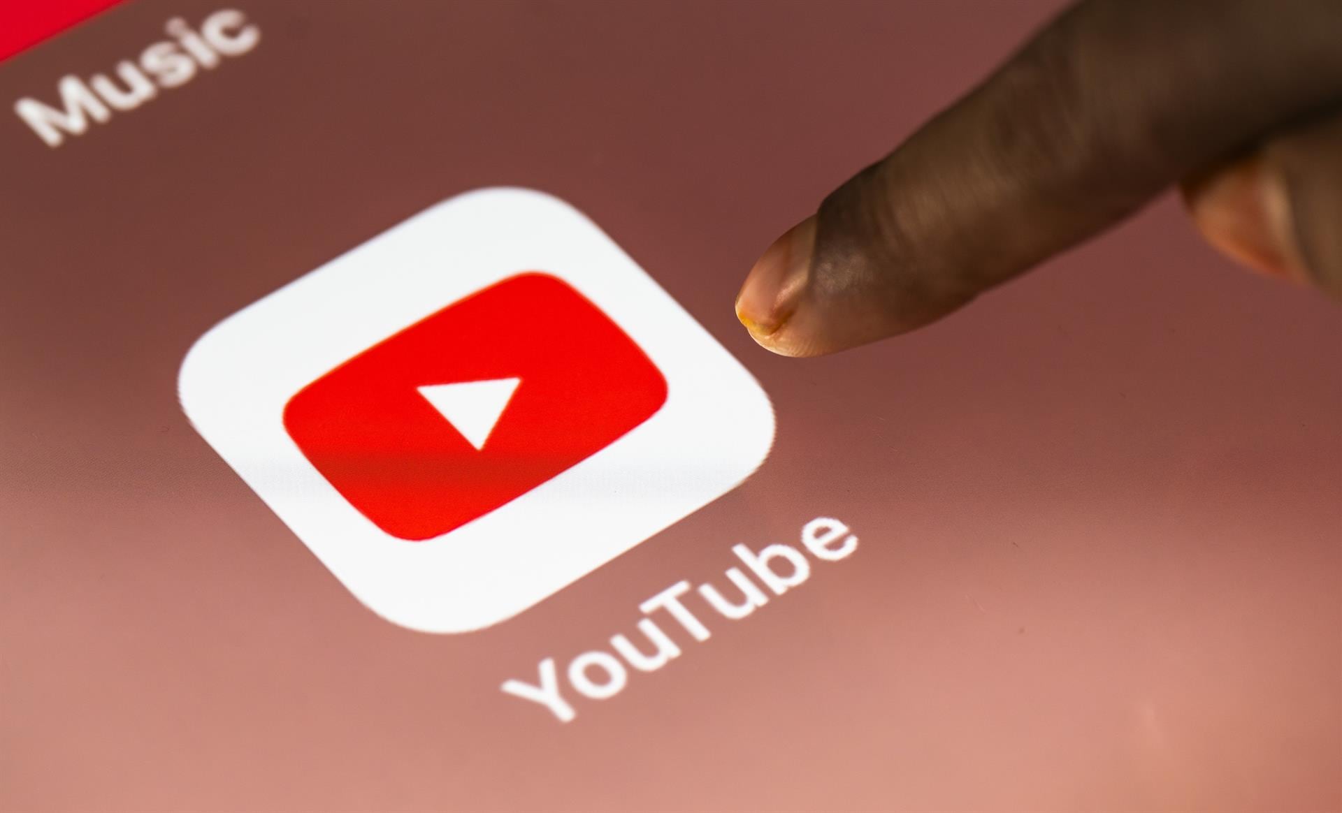 La nueva función de YouTube permite a usuarios adultos detectar videos que utilicen su rostro sin permiso. (Europa Press)