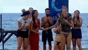 Yola, muy feliz tras conocer que estaba salvada. (Mediaset España)