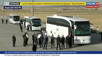 Participantes en un intercambio de prisioneros entre Rusia y países occidentales en un aeropuerto de Ankara, Turquía (Reuters)