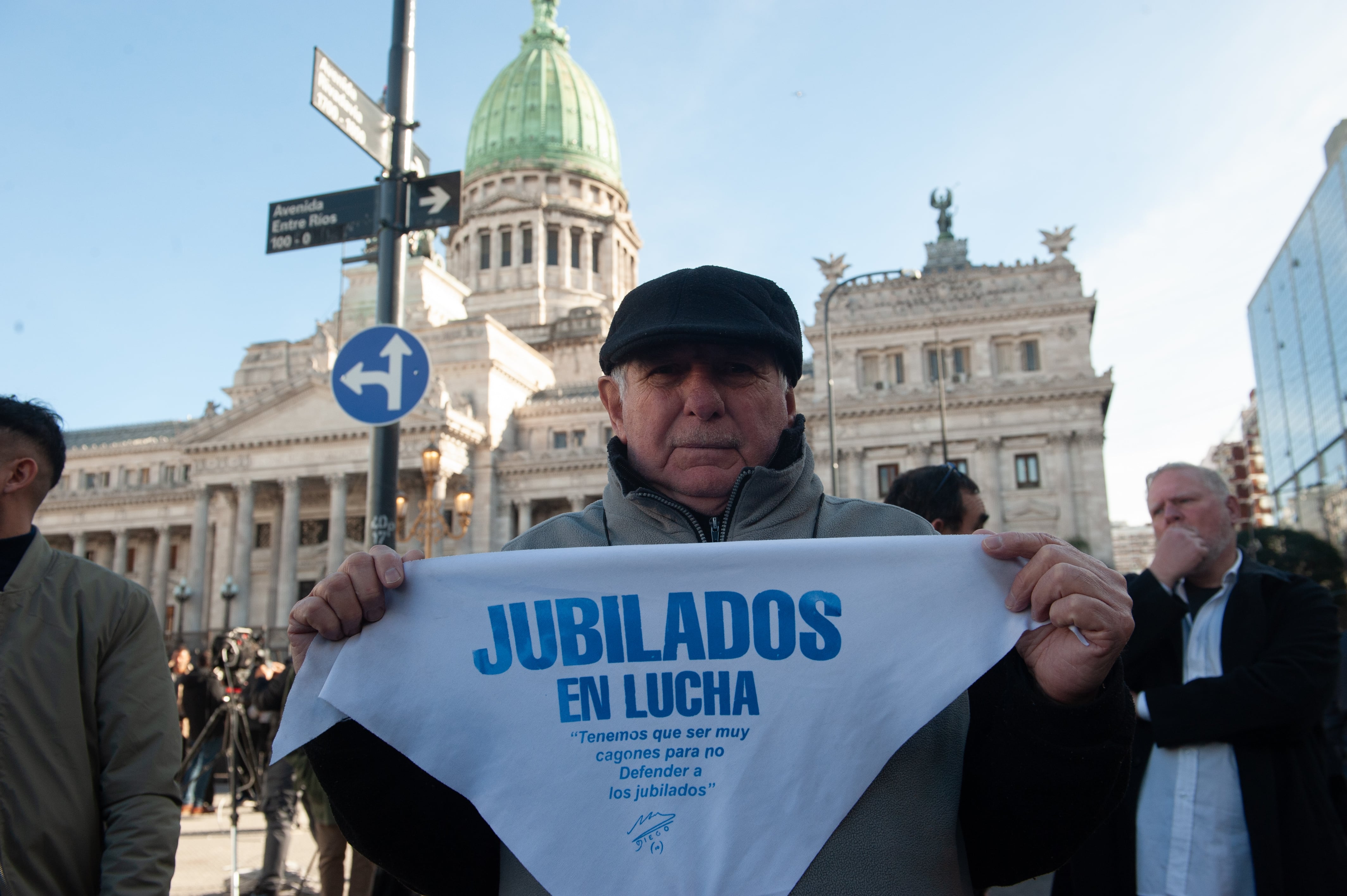 Los jubilados reclaman por la suba de sus haberes (Jaime Olivos)