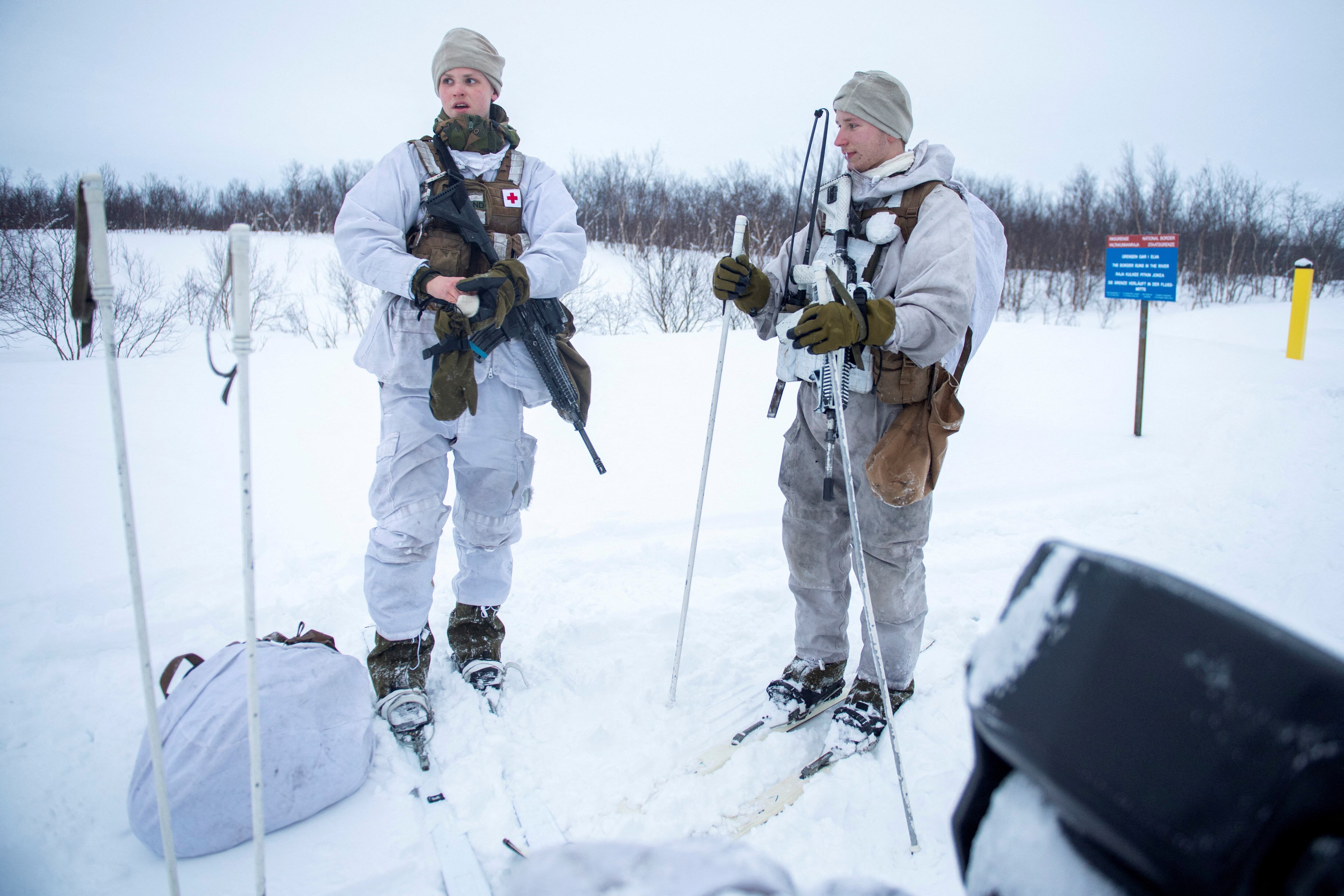 Soldados noruegos patrullan con esquís en la frontera con Rusia, cerca de Korpfjells, en Kirkenes, Noruega. (Annika Byrde/NTB vía REUTERS)