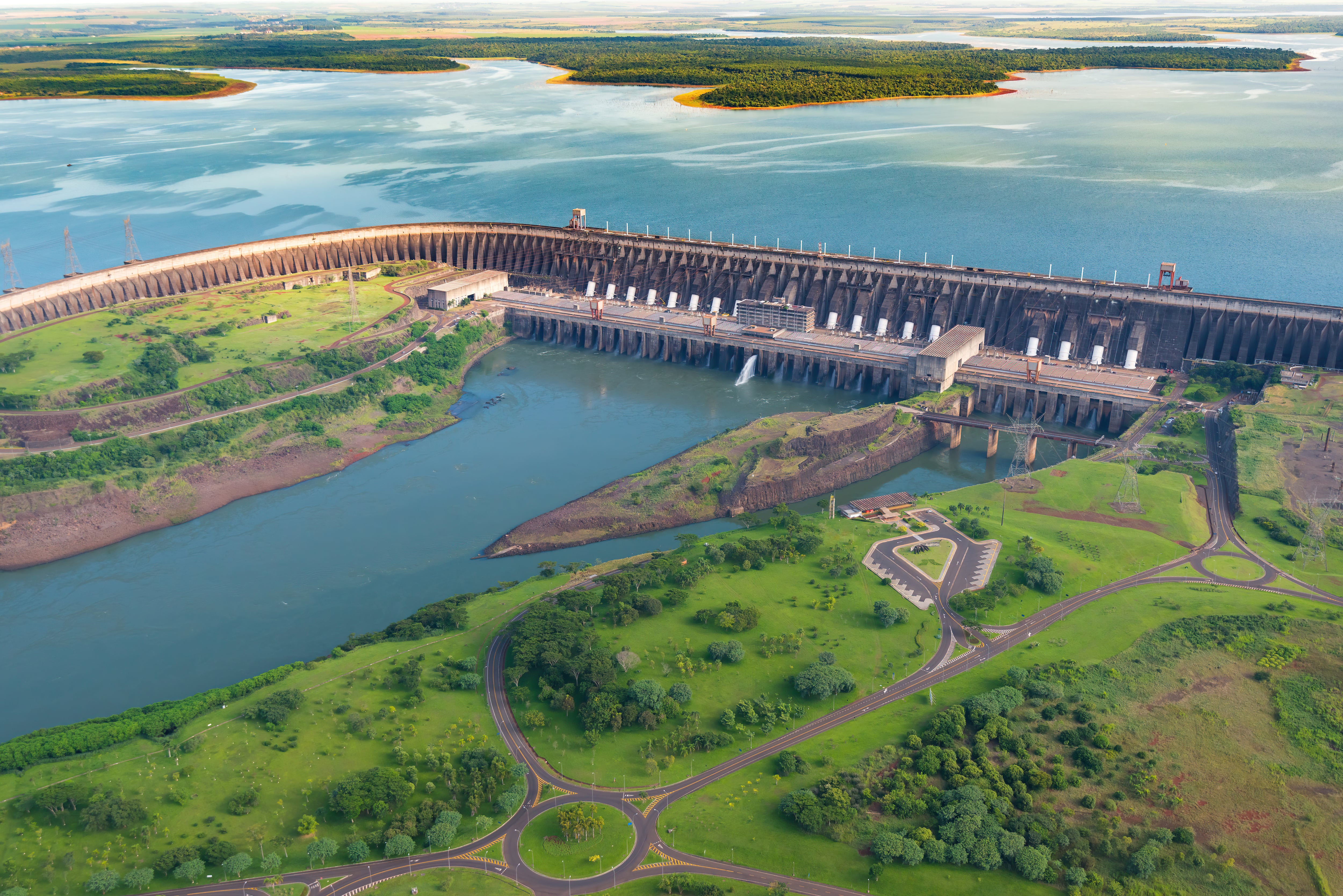 Represa de Itaipú se encuentra ubicada entre Paraguay y Brasil.