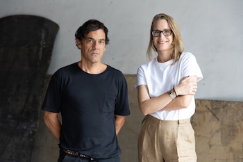 El artista Matías Duville y la curadora Josefina Barcia (Foto: Estrella Herrera - Cortesía Barro Galería)