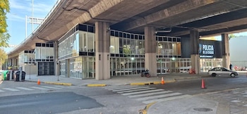 Un policía de la Ciudad cumplía funciones en la comisaría ubicada justo debajo de la autopista