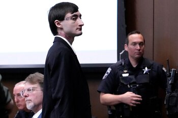 Crimo enfrenta 21 cargos de asesinato y 48 de intento de asesinato en un caso que conmocionó Estados Unidos. (Nam Y. Huh/Pool via REUTERS)