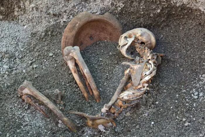 Un hombre que intentó sobrevivir a la tragedia de Pompeya cubriendo su cabeza. (Parque Arqueológico de Pompeya)
