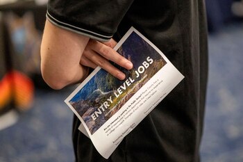 El número de ofertas de empleo en Estados Unidos cayó en abril a su nivel más bajo desde febrero de 2021 (David Paul Morris/Bloomberg)