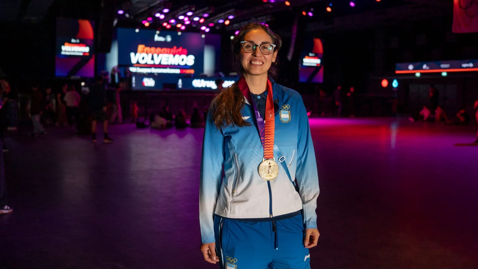 Daniela Arias celebra la medalla de oro que le dio a la Argentina en EA FC 26 durante los Juegos Suramericanos.