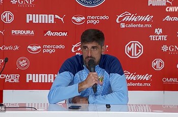 El timonel de Chivas se