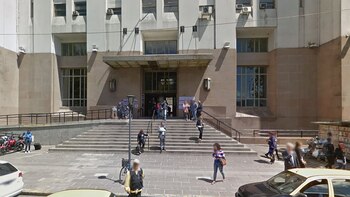 Día de furia en tribunales: un abogado fue procesado por romper la mesa de entrada de un juzgado cuando discutía con una secretaria