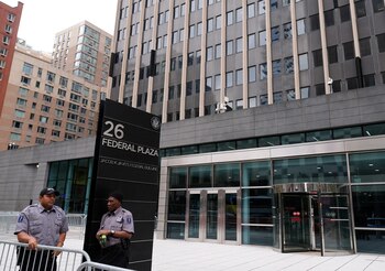 Testigos afirman que agentes migratorios permanecieron operando en Federal Plaza pese a la resolución judicial emitida un día antes. (FOTO: El Diario NY)