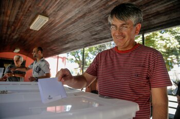 Un hombre vota en Santiago. (JAVIER TORRES / AFP)