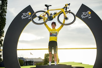 ARCHIVO - El danés Jonas Vingegaard, ganador del Tour de Francia, celebra en el podio tras la última etapa del Tour de Francia en París, Francia, el 23 de julio de 2023. (Foto AP/Daniel Cole, Archivo)