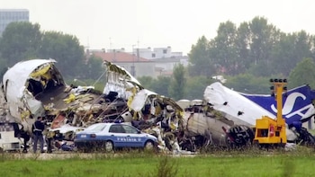 La tragedia de Linate y las capas de un sistema falible: 118 muertos y una cadena de errores que convirtió la niebla en una trampa fatal