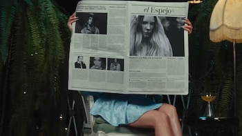 Belinda leyendo la noticia de