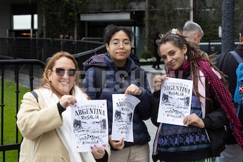 Los fans argentinos aguardaron por Rosalía en la puerta del hotel