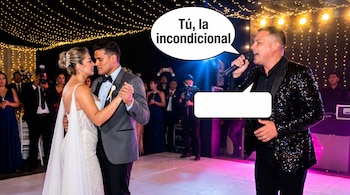 Karla Tarazona y Christian Domínguez bailan en su boda. Un cantante con chaqueta brillante y micrófono en mano. Un bocadillo de texto dice 'Tú, la incondicional'.
