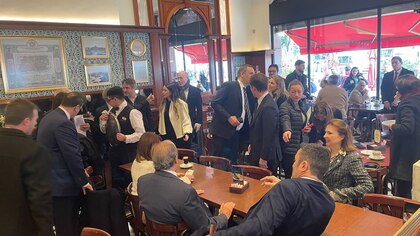 Cambios en el Gobierno: Francos tuvo una reunión informal con los ministros en un bar frente a Plaza de Mayo