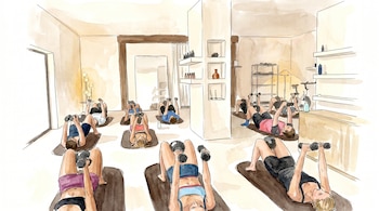 Ilustración de acuarela con líneas finas de varias personas acostadas en colchonetas de ejercicio levantando pesas en un estudio.