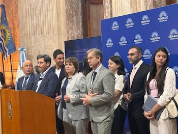 Patricia Bullrich junto a los