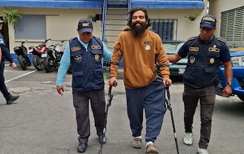 La investigación conjunta de la PNC y el Ministerio Público incluyó 50 allanamientos en nueve departamentos y permitió decomisar armas, municiones, teléfonos, vehículos, motocicletas, dinero, presunta droga y taxis.
