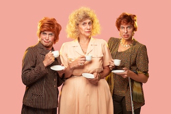 Marian Moretti en su personaje de Beba, con Julián Pucheta y Marco Gianoli, los protagonistas de la obra dirigida por Gabriel Villalba (Crédito: Nacho Lunadei)