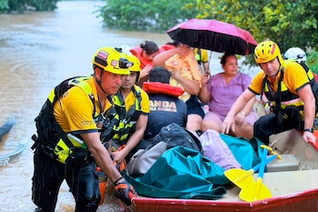 Bomberos de Costa Rica también han apoyado en labores de primeros auxilios a costarricenses. (Infobae Centroamérica/Cortesía Cruz Roja Costarricense y Bomberos Costa Rica)
