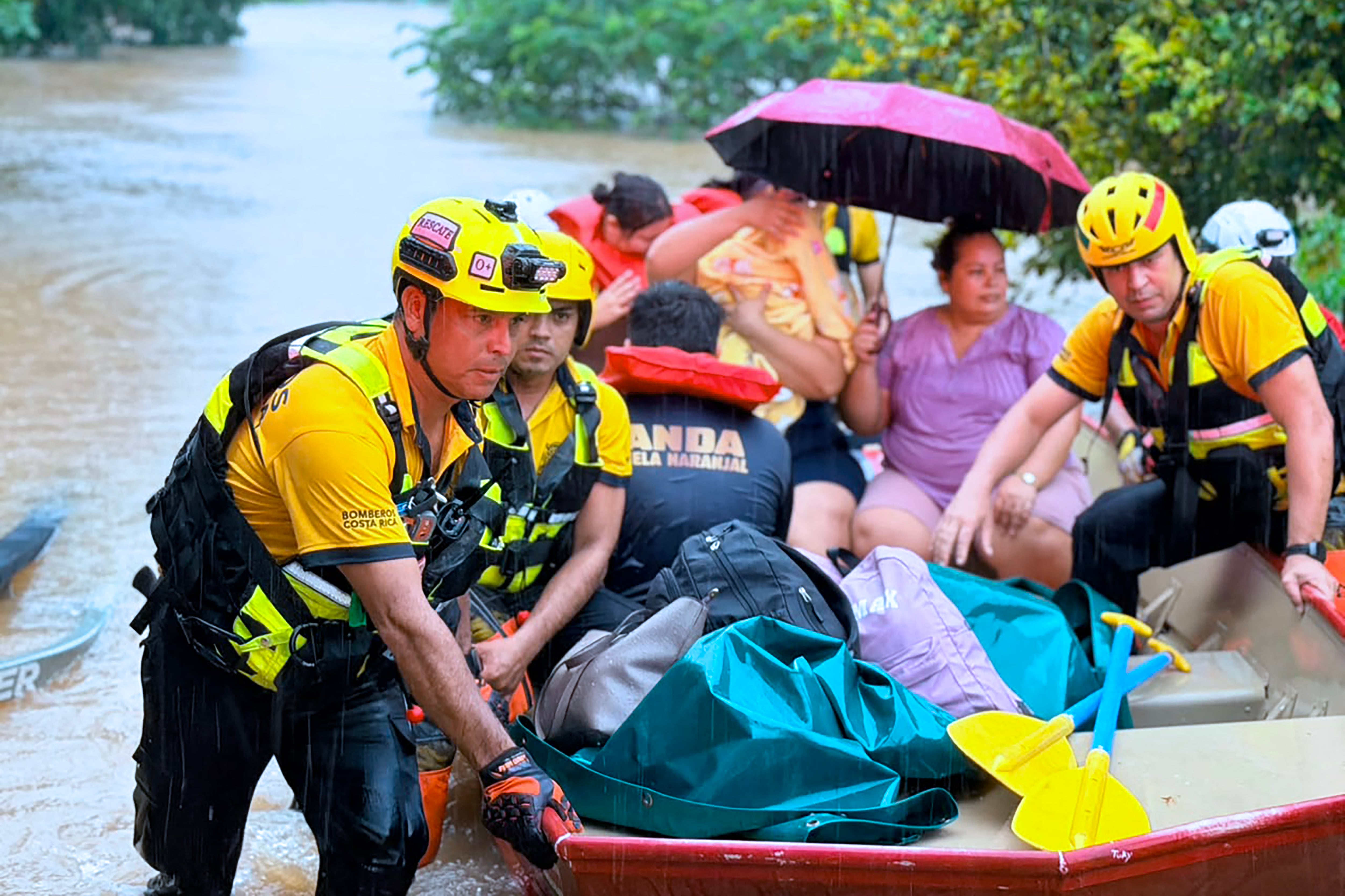 Los datos preliminares del IMN muestran la magnitud de las lluvias que afectaron principalmente a la Vertiente del Caribe durante el fin de semana. (Infobae Centroamérica/Cortesía Cruz Roja Costarricense y Bomberos Costa Rica)