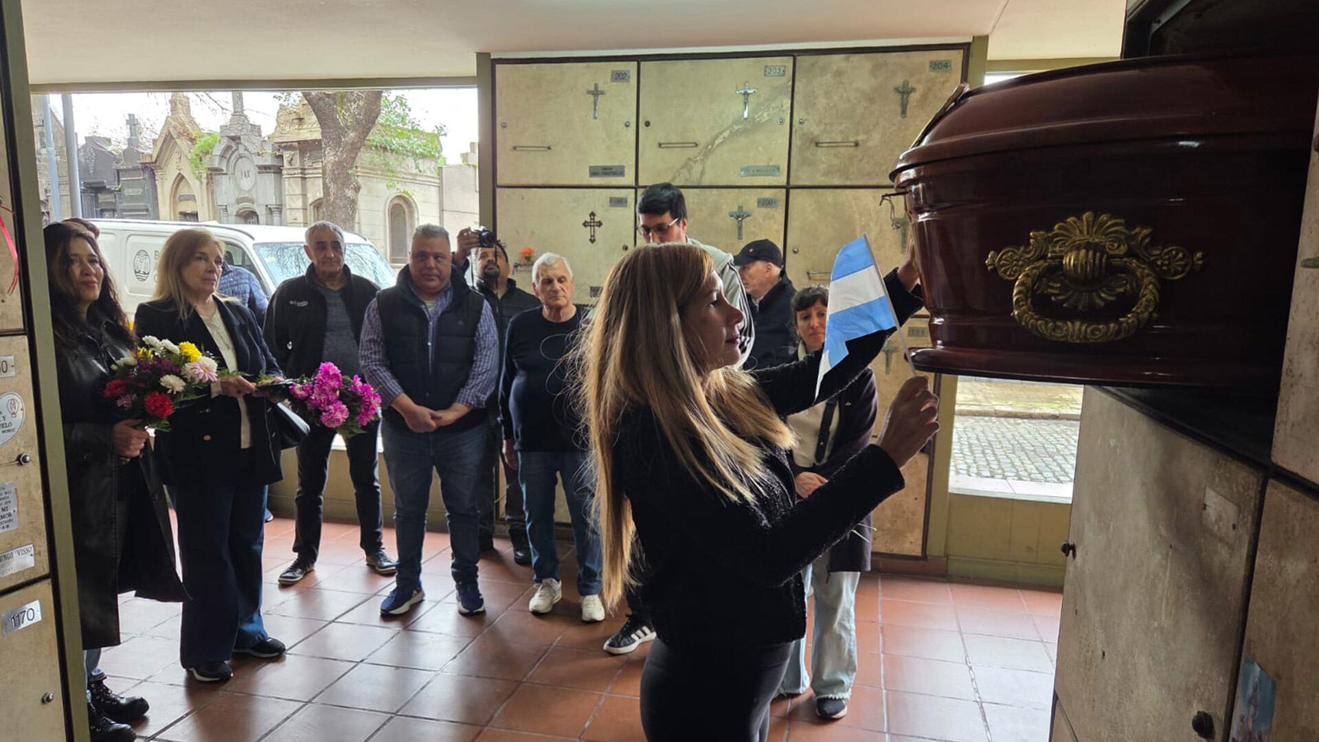 Margarita Muñoz, la viuda de Saúl Ubaldini, durante el traslado de los restos en Chacarita