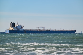 ARCHIVO - Un presunto petrolero ruso incautado por la Marina de Francia, fotografiado en el mar Mediterráneo, en Fos-sur-Mer, en el sur de Francia, el 26 de enero de 2026. (AP Foto/Philippe Magoni, archivo)