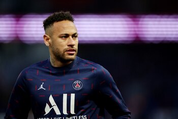 Soccer Football - Ligue 1 - Paris St Germain v Lorient - Parc des Princes, Paris, France - April 3, 2022 Paris St Germain's Neymar during the warm up before the match REUTERS/Sarah Meyssonnier