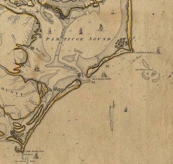 Mapa náutico antiguo en tonos sepia y dorado de la costa de Carolina del Norte, mostrando accidentes geográficos, vías fluviales, nombres de lugares como Outer Banks y barcos