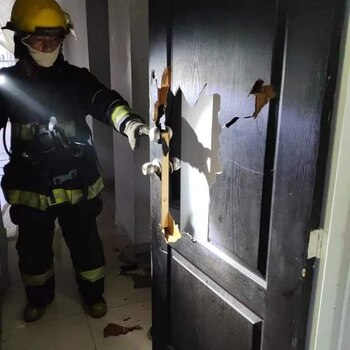 Los bomberos tuvieron que romper