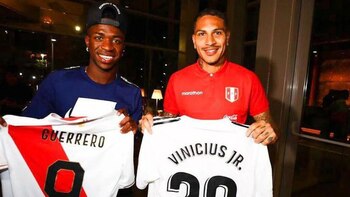 Paolo Guerrero y Vinicius Jr intercambiaron camisetas en el hotel de concentración de la selección peruana.