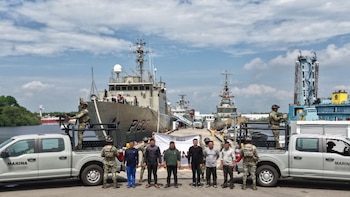 Marina rescata a seis migrantes extranjeros que navegaban frente a las costas de Chiapas