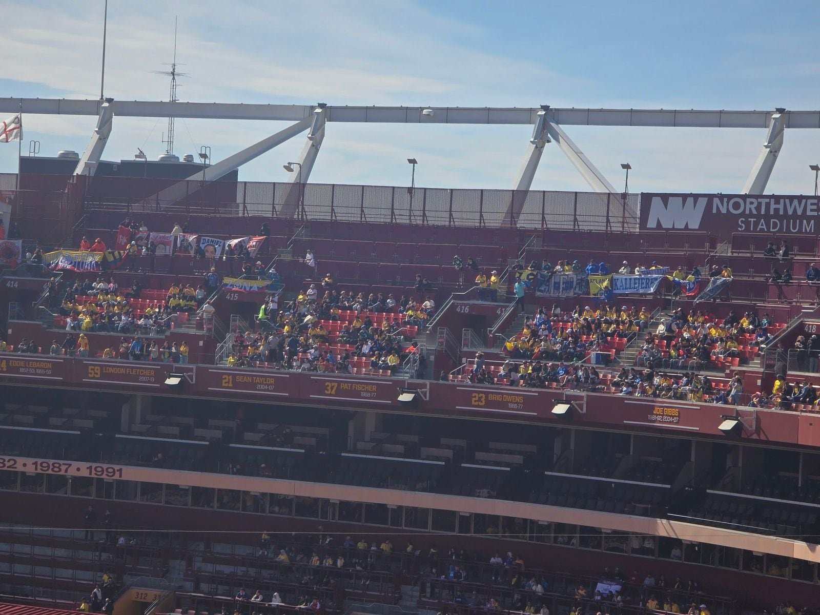 Un pequeño pedazo, sin agentes de seguridad, dividía a los hinchas del América de Cali de los hinchas de Millonarios - crédito Redes sociales