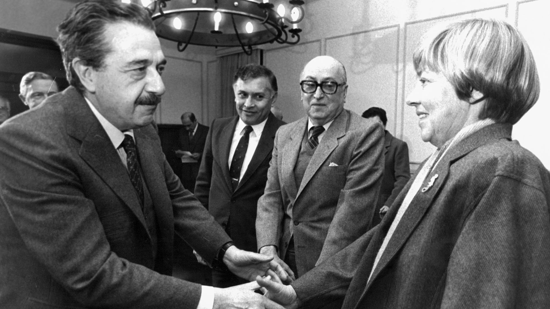 María Elena Walsh y Raúl Alfonsín