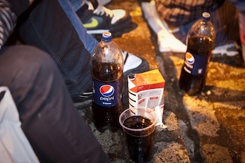 Según consta en el expediente, el ciudadano optó por dirigirse por unos minutos a una esquina próxima con el fin de finalizar el consumo de la bebida.