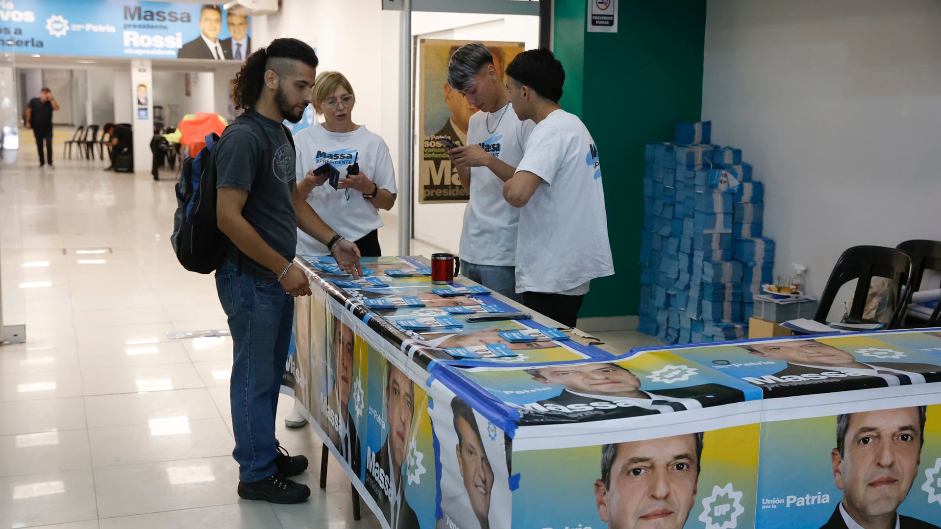 Una encuesta del Instituto Universitario CIAS indicó que el peronismo retiene más votantes jóvenes que La Libertad Avanza en los barrios populares del AMBA (Crédito: Mario Sar)