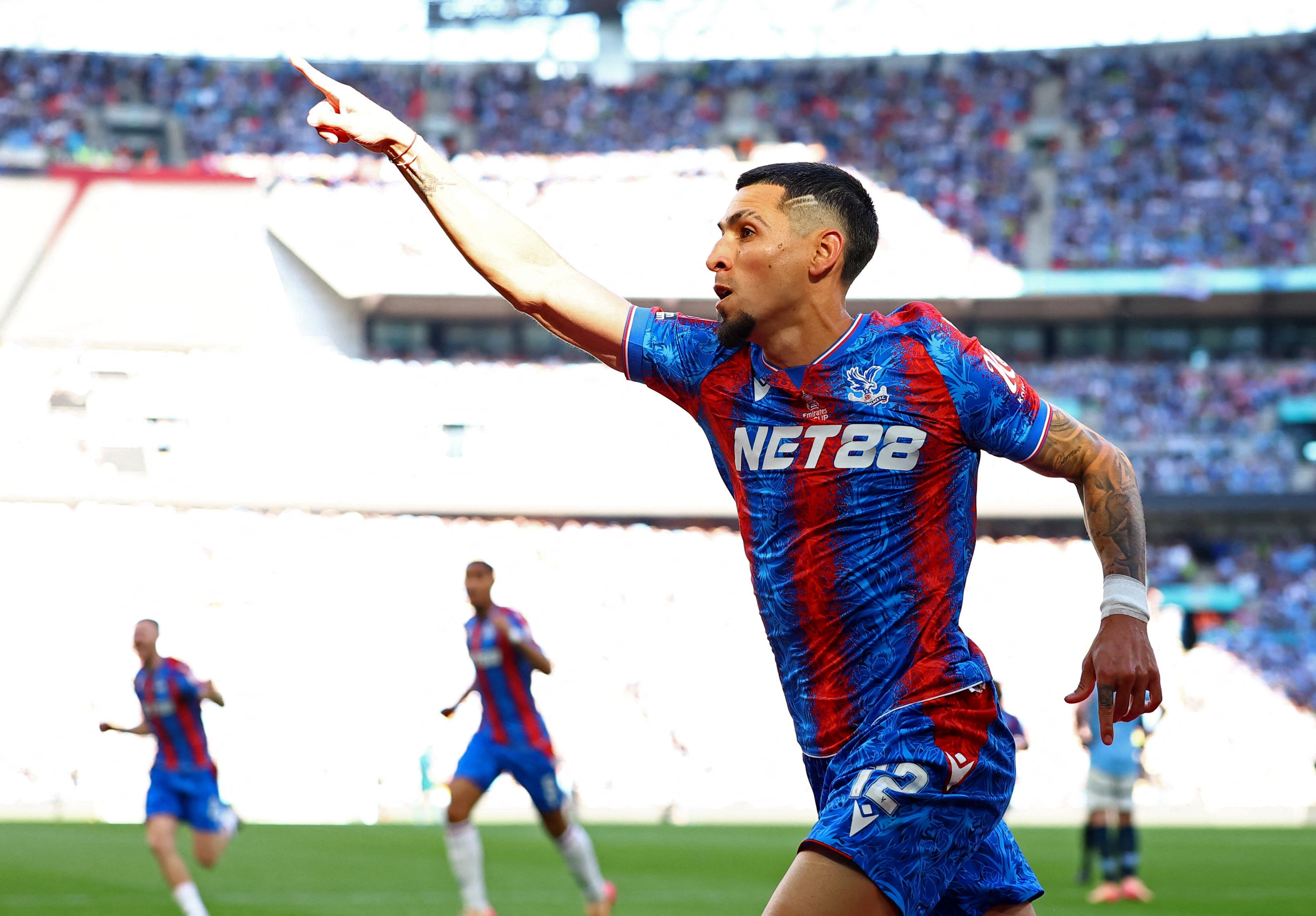 La temporada de Daniel Muñoz fue reconocida por el público, que lo reconoció como el mejor lateral derecho de la Premier League en la temporada 2024/25 - crédito Andrew Boyers/Reuters