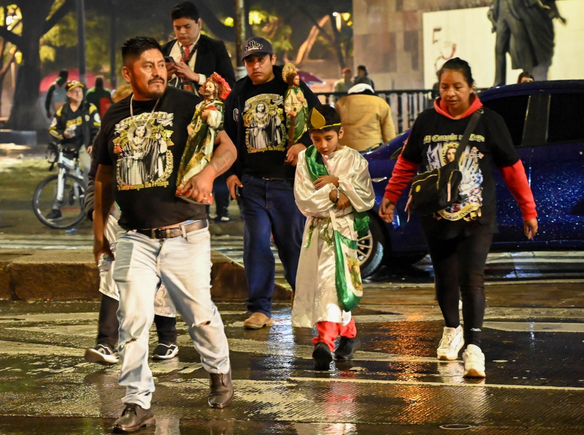 CIUDAD DE MÉXICO, 27OCTUBRE2026.-Fieles católicos acuden a la iglesia de San Hipólito, ubicada en el Centro Histórico de la capital, para expresar su devoción a San Judas Tadeo, considerado por sus creyentes como el santo de las causas difíciles y desesperadas. En vísperas de su celebración, que se conmemora cada 28 de octubre, el recinto religioso recibe a personas que llegan para orar, agradecer los favores recibidos y cumplir promesas, como parte de una tradición que reúne a miles de devotos cada año. FOTO: ESTRELLA JOSENTO/CUARTOSCURO.COM
