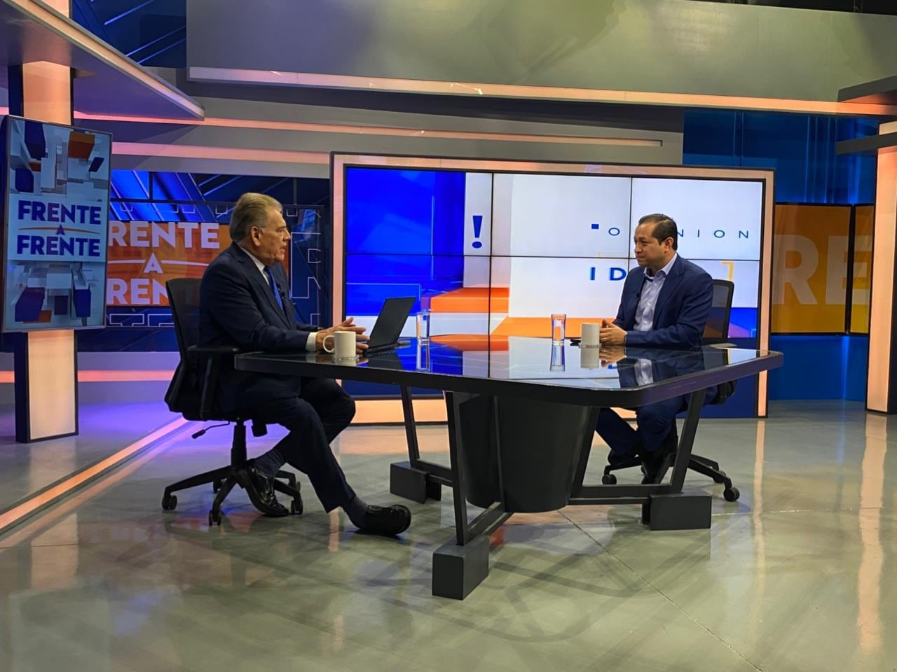 Dr. Mario Rivera Gallardo, especialista en cirugía endoscópica digestiva y laparoscopía, durante la entrevista en el programa Frente a Frente, en el marco del Día Mundial de la Salud Digestiva (Cortesía Frente a Frente).