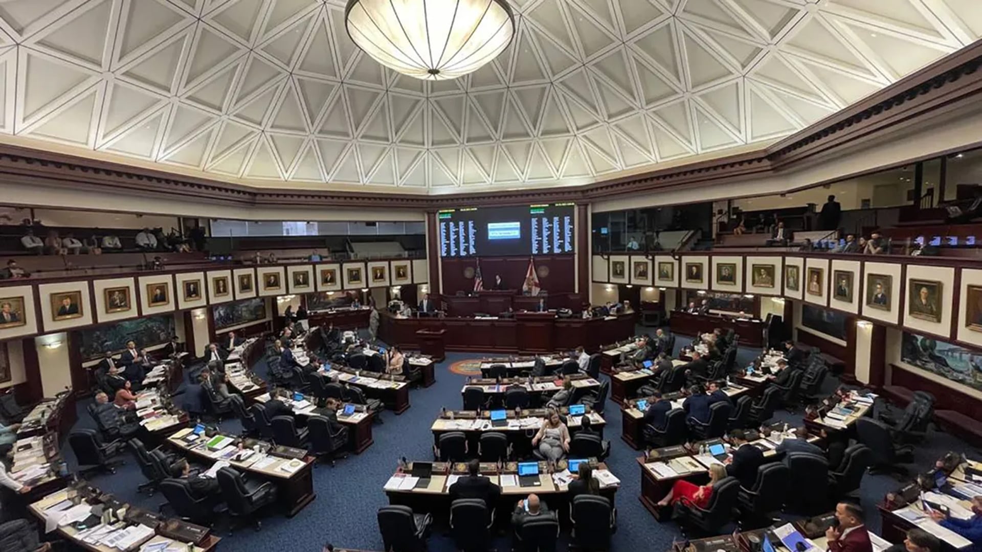 Los críticos sostienen que la medida en Florida excluiría de la educación superior a jóvenes indocumentados que crecieron y estudiaron en el estado