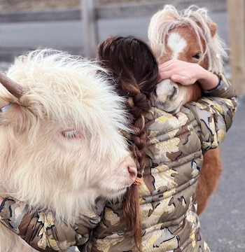 Thalía constantemente presume la afectiva relación que sostiene con sus vacas y burros.