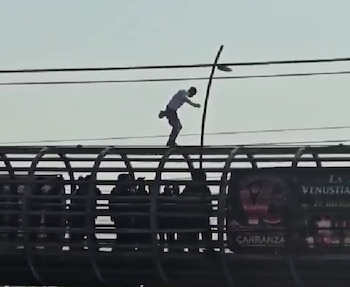 El hombre habría intentado arrojarse