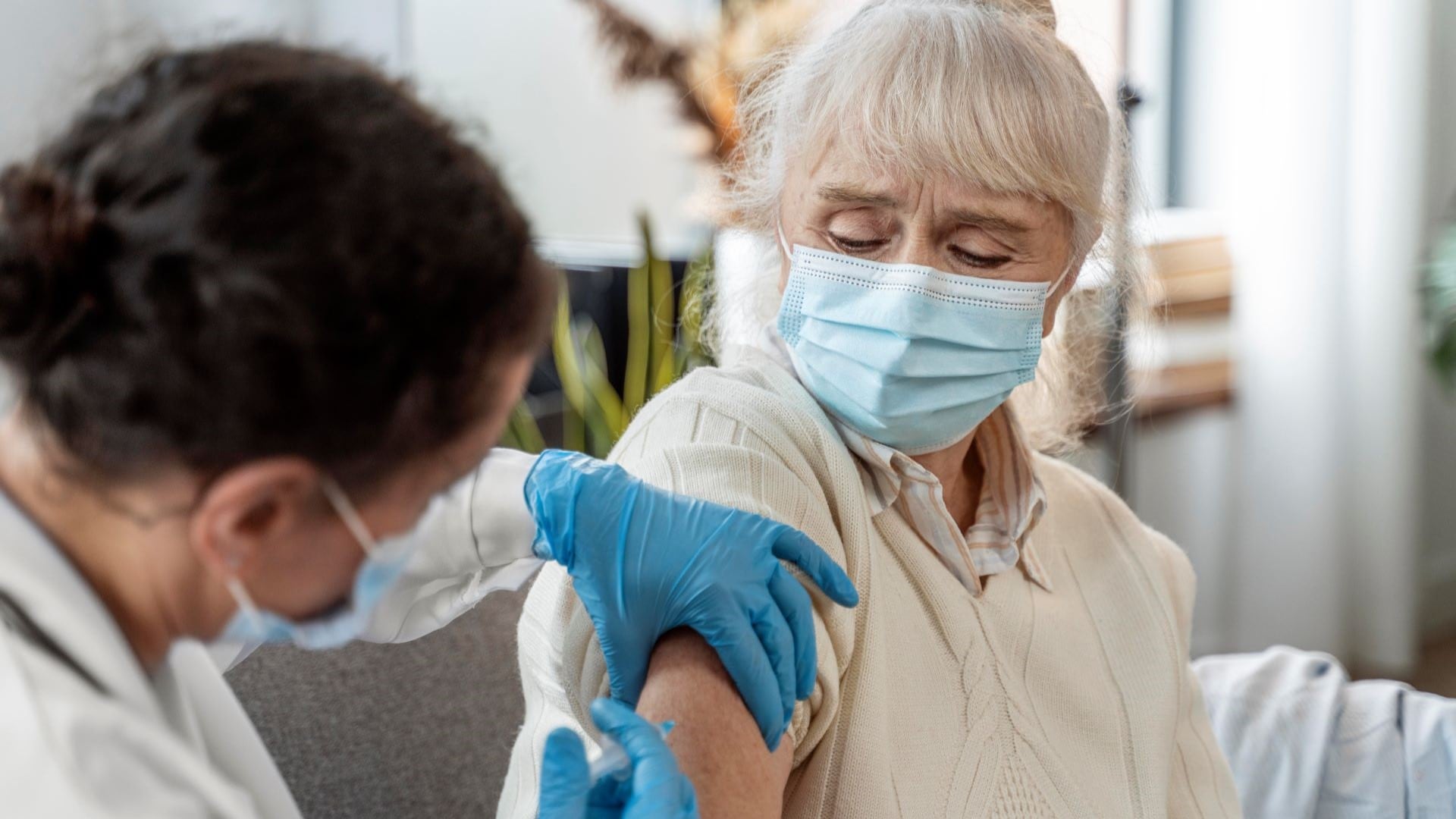 La vacunación es parte primordial del cuidado de la salud de las personas adultas mayores (Freepik)