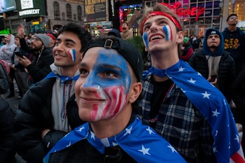 Aficionados con banderas y rostros pintados celebran en Times Square, reflejando el ambiente multicultural que se espera en Nueva York durante el Mundial 2026.